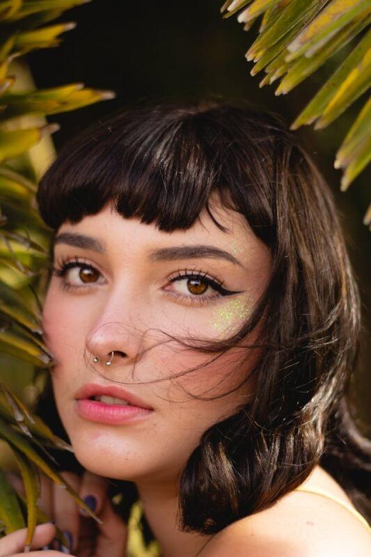 A person with brown hair and a nose ring
AI-generated content may be incorrect.
