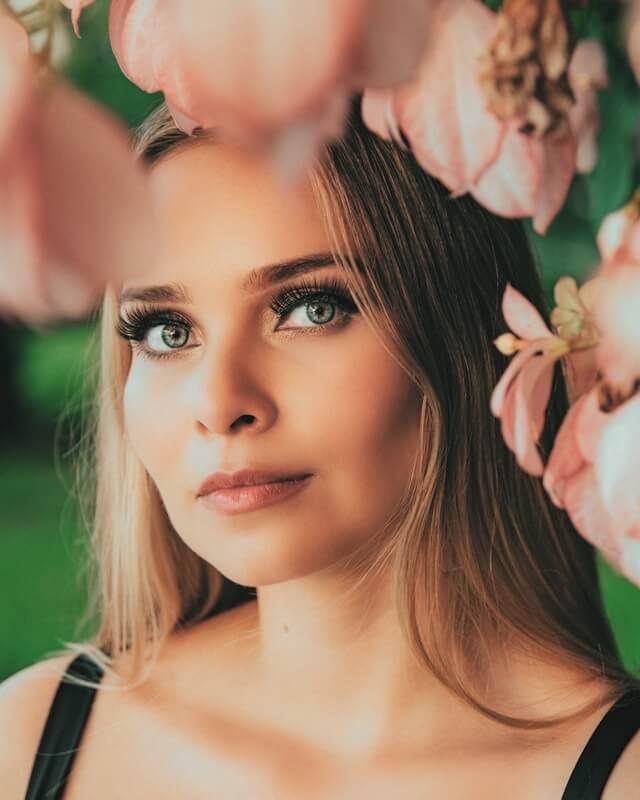 A person standing next to flowers
AI-generated content may be incorrect.